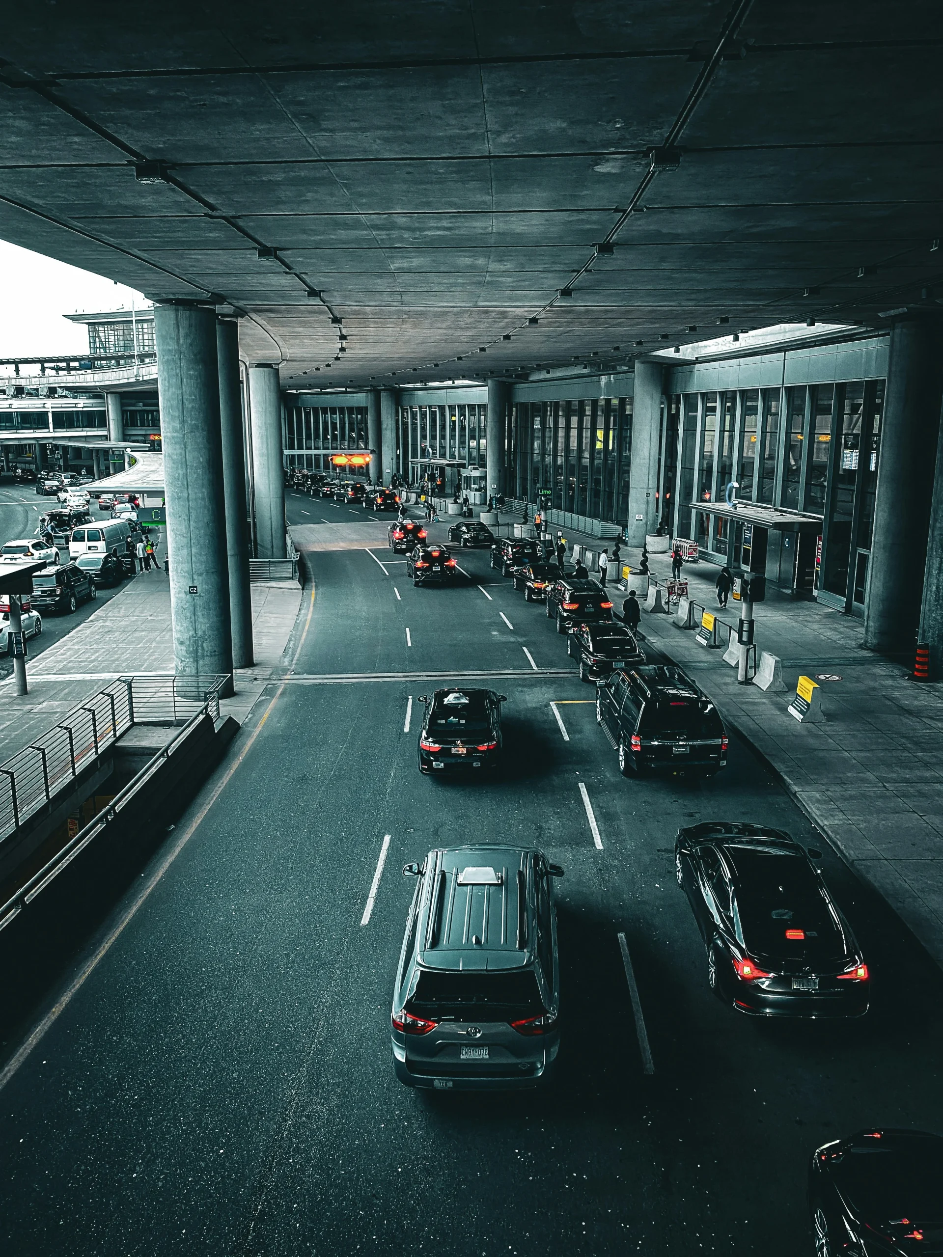 Taxischlange unter dem Terminaldach am Flughafen Wien mit ankommenden Fahrgästen