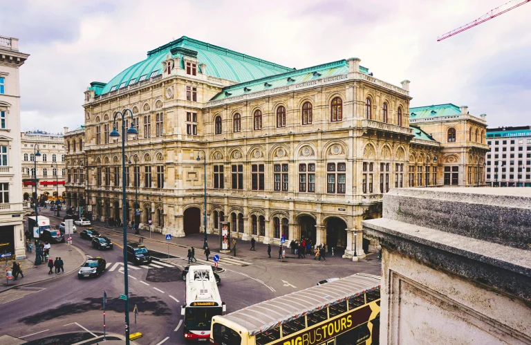 Wiener Staatsoper mit Stadtverkehr und Big Bus Tour bei Tageslicht